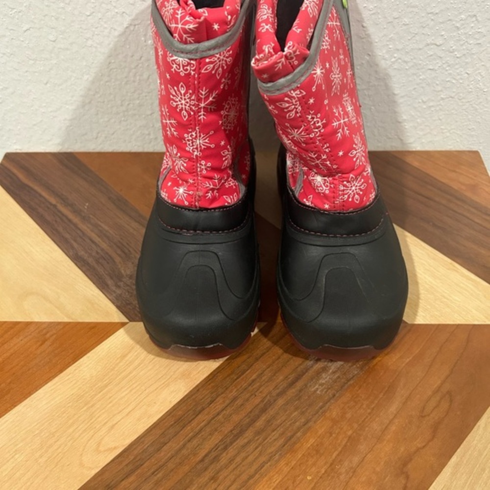 Members mark  Snow Boots kids  - pink and Black size 13/1 like new